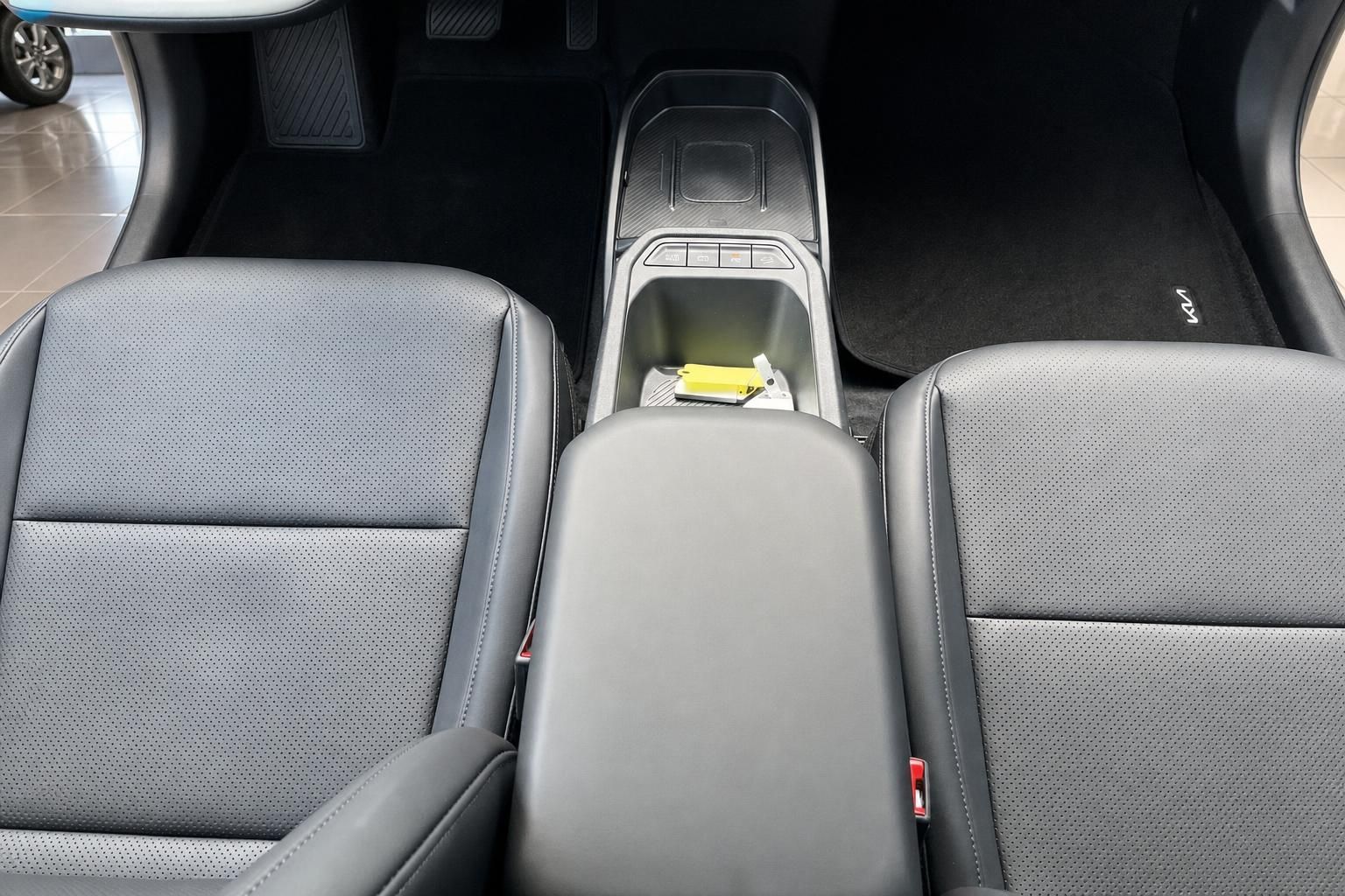 Kia Innenraum Mittelkonsole mit Ablagefach und Armlehne