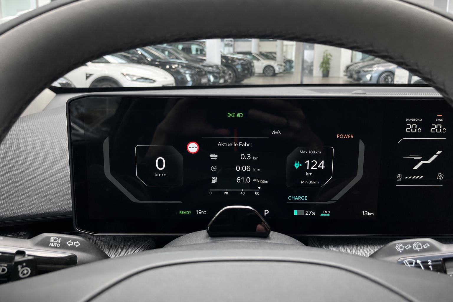 Digitales Kombiinstrument mit Fahrdaten und Reichweitenanzeige