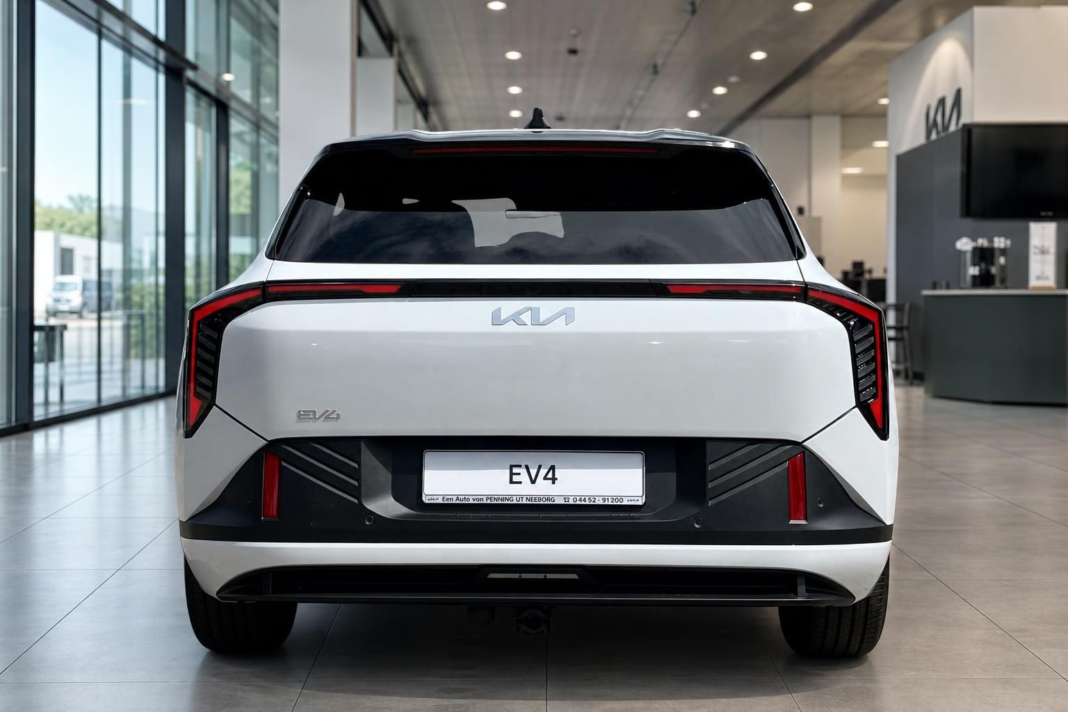Kia EV4 Weiß, Heckansicht frontal mit LED-Rückleuchten im Showroom