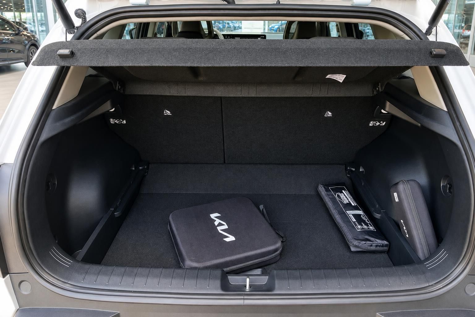 Kia EV4 Kofferraum geöffnet mit Zubehör und Ladekabeltaschen