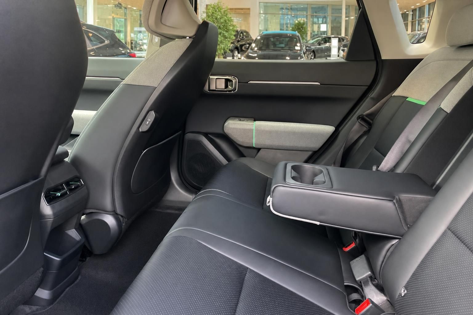 Kia Fondsitze mit Mittelarmlehne und Türverkleidung im Detail