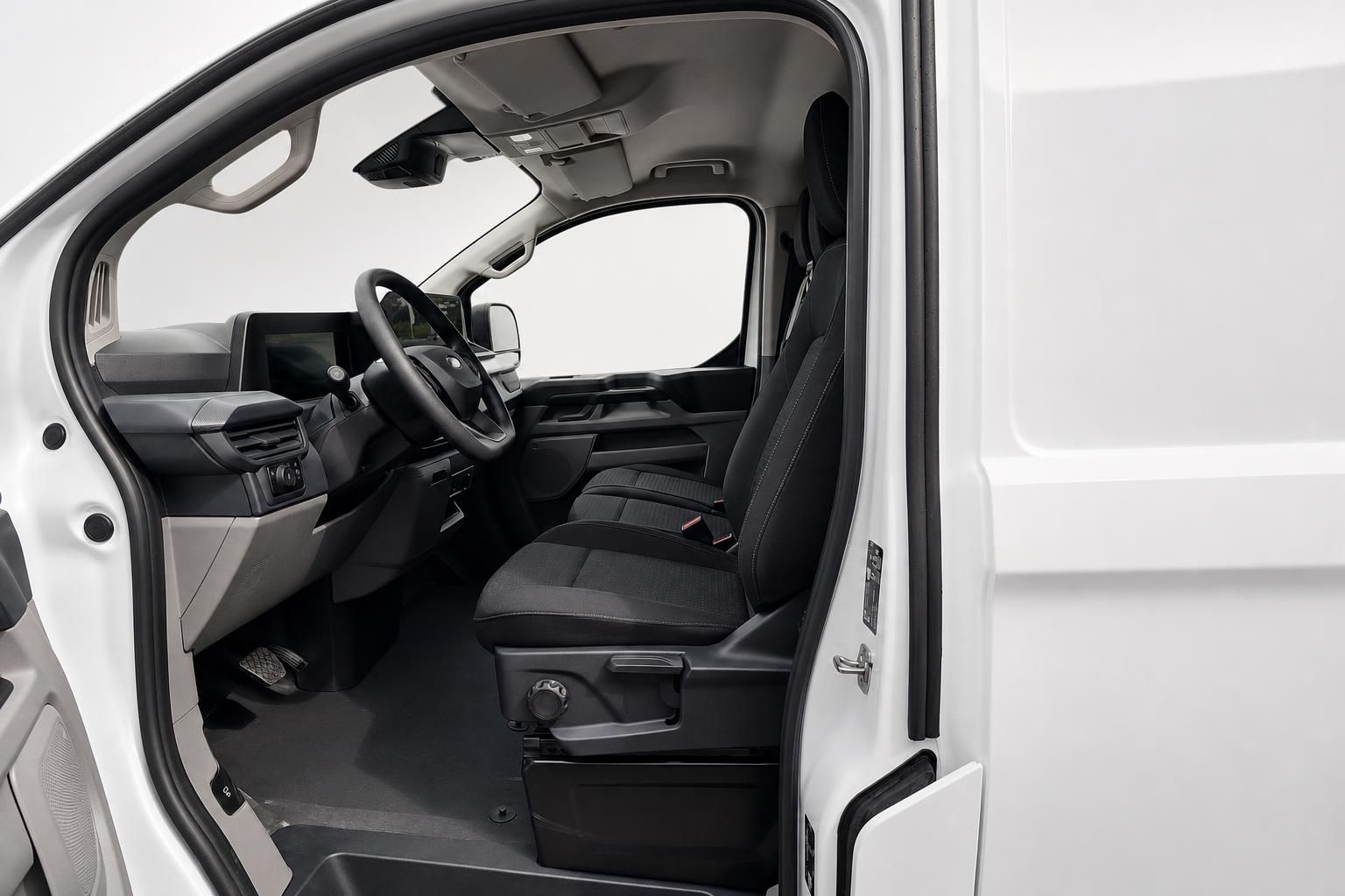 Ford Transit Innenraum, Blick auf Fahrersitz und Cockpit