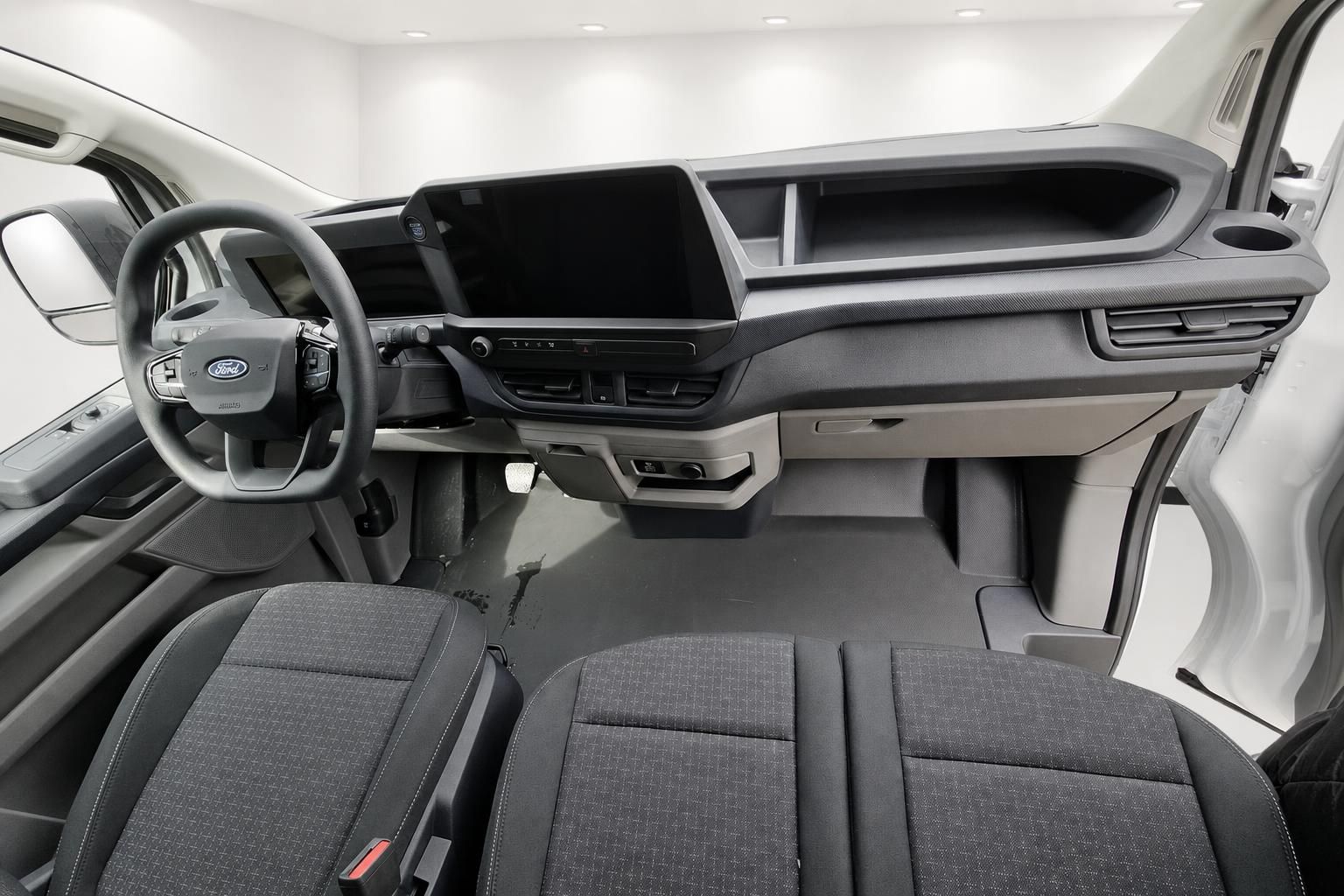Ford Transit Innenraum mit Cockpit, Lenkrad und Sitzen
