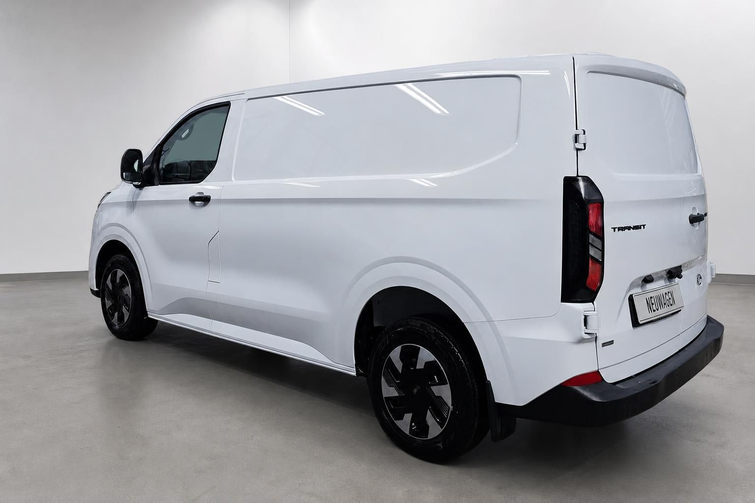 Ford Transit weiß Kastenwagen Heckansicht im Studio