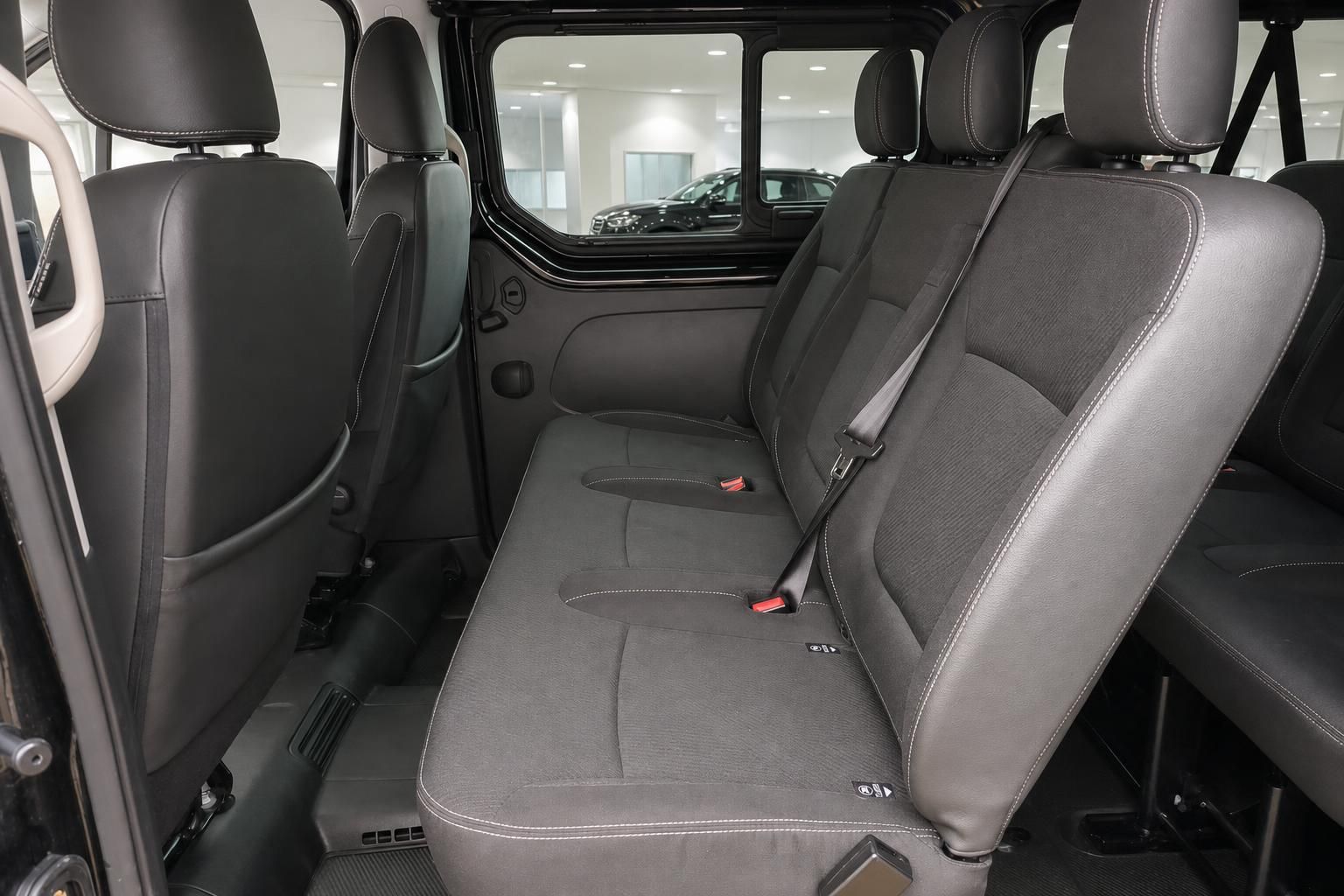 Nissan Van Innenraum mit Rueckbank in schwarzem Leder und Stoff