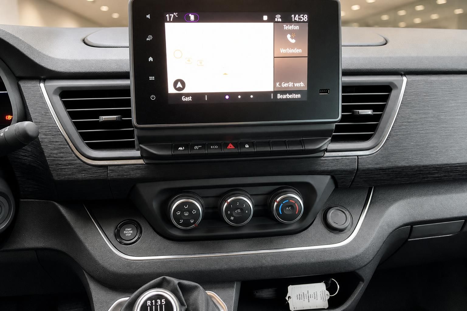 Nissan Infotainment Touchscreen mit Klimabedienung im Detail