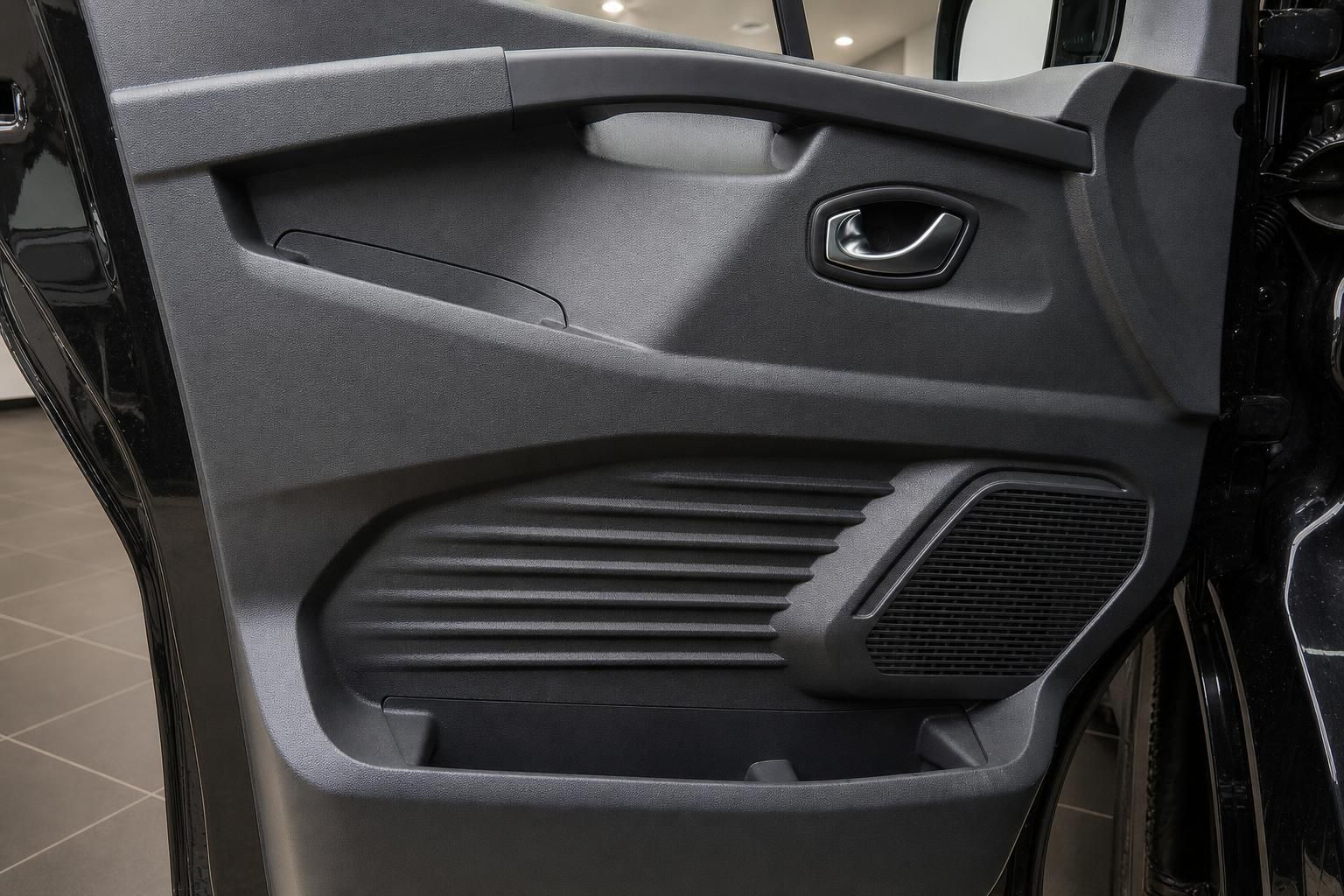 Nissan Van Tuerverkleidung mit Griff und Lautsprecher im Detail