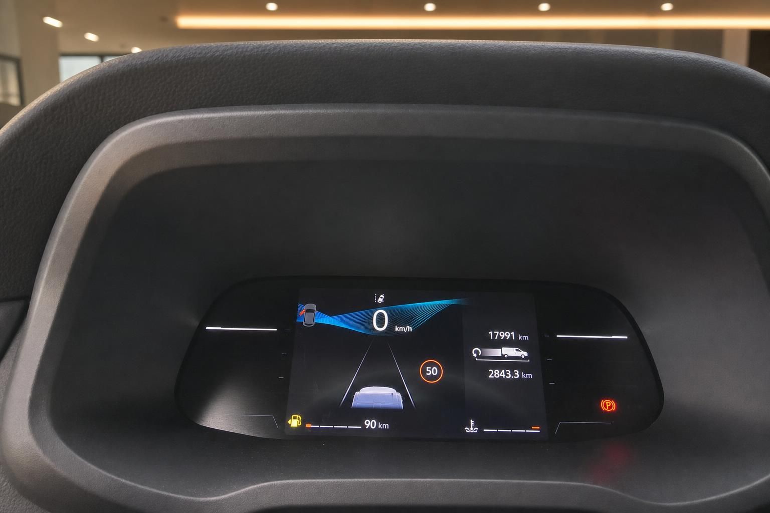Digitales Kombiinstrument mit Tacho und Fahrassistenz-Anzeige im Fahrzeug