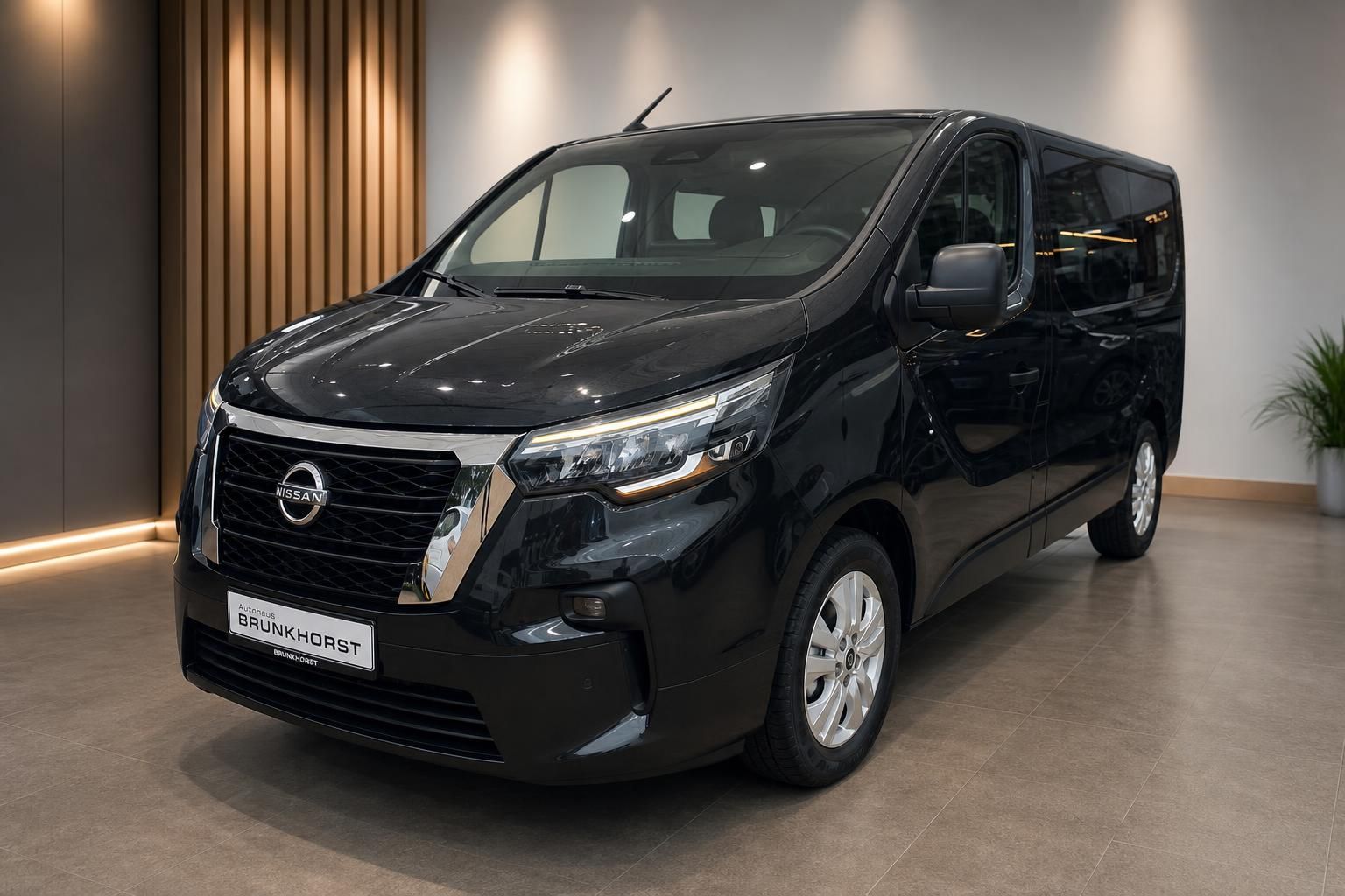 Nissan Primastar schwarz Frontansicht seitlich im Showroom