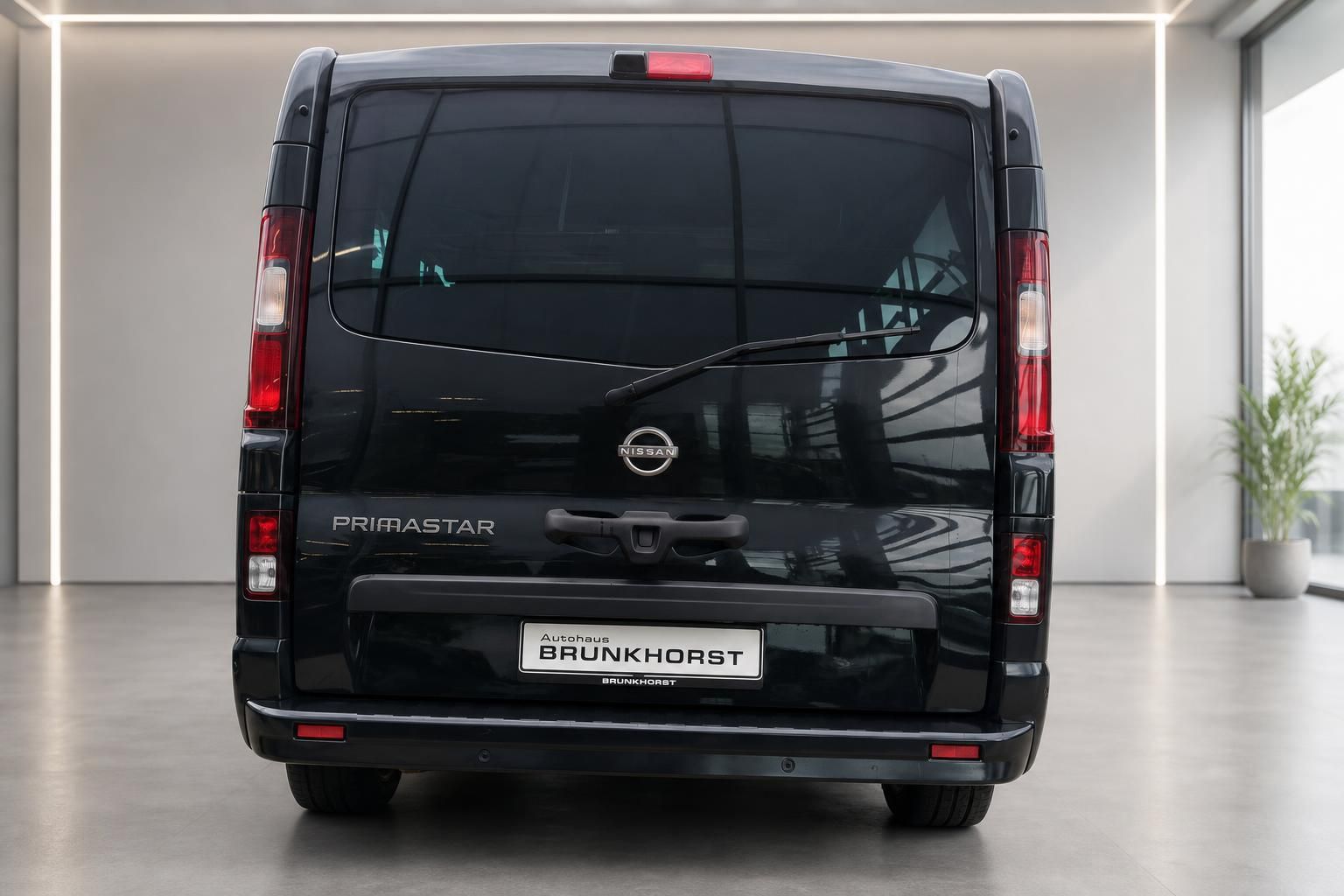 Nissan Primastar schwarz Heckansicht mit Rückleuchten im Autohaus