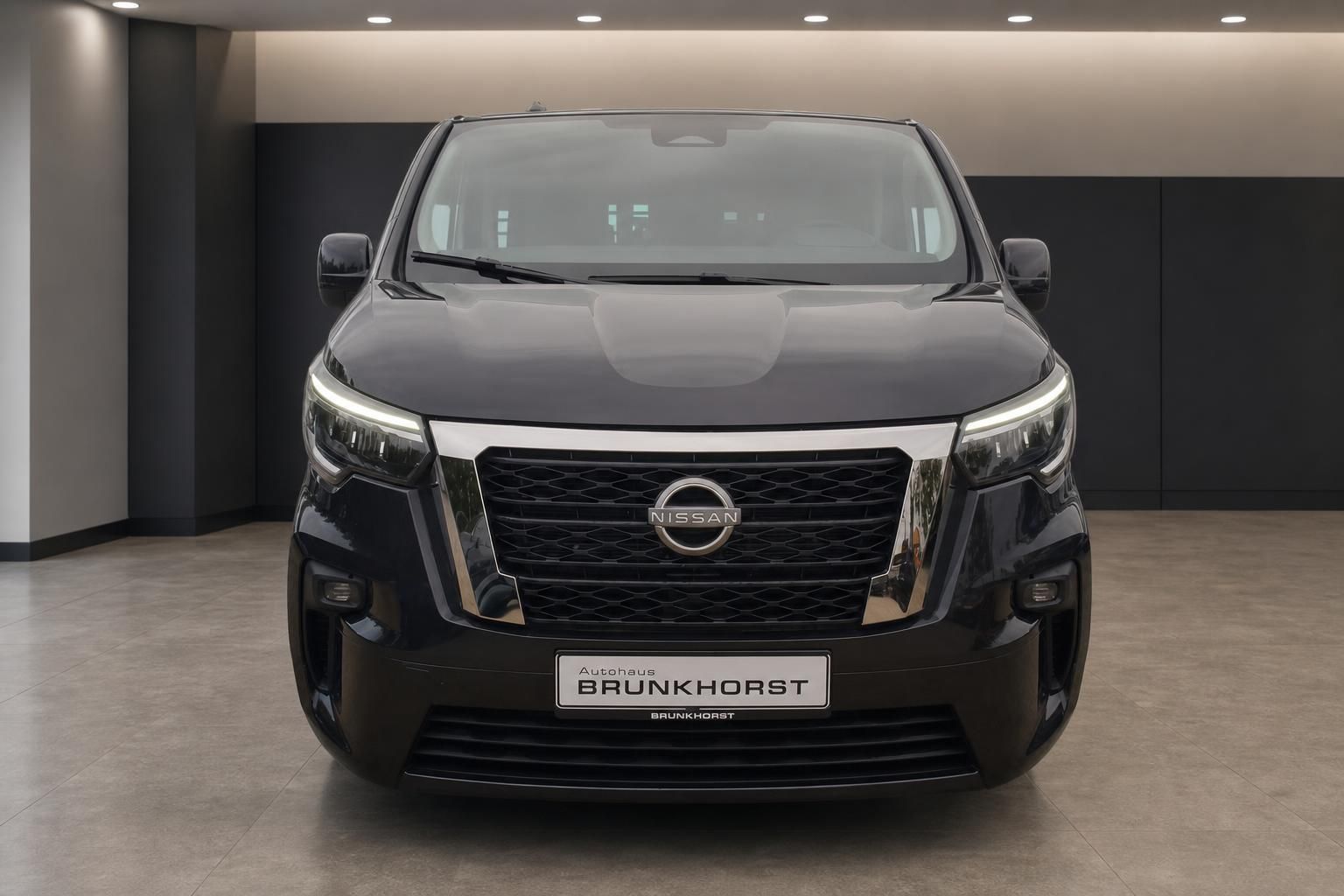 Nissan Primastar schwarz Frontansicht mit Kühlergrill und Logo