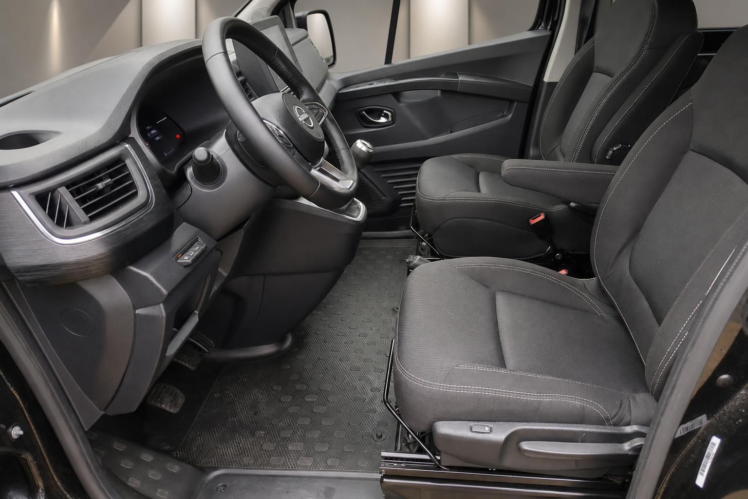 Nissan Primastar Innenraum Vordersitze und Cockpit Detailansicht