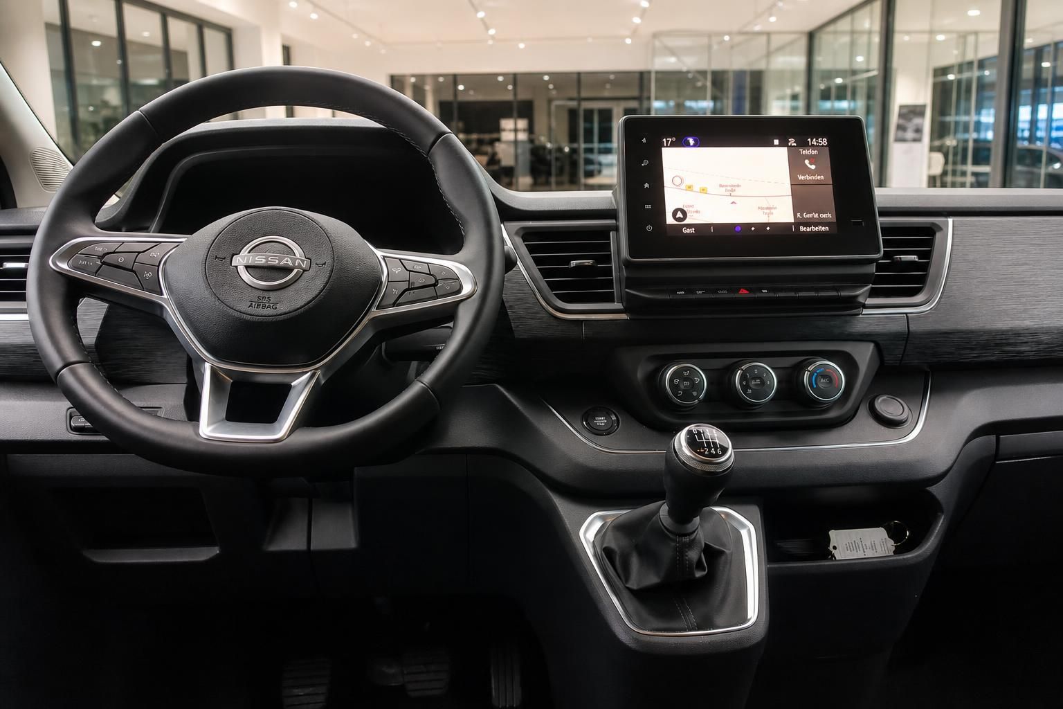Nissan Primastar Cockpit mit Lenkrad und Navigationsdisplay
