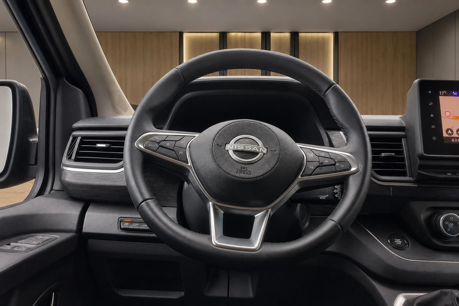 Nissan Lenkrad mit Multifunktionstasten und Airbag im Detail