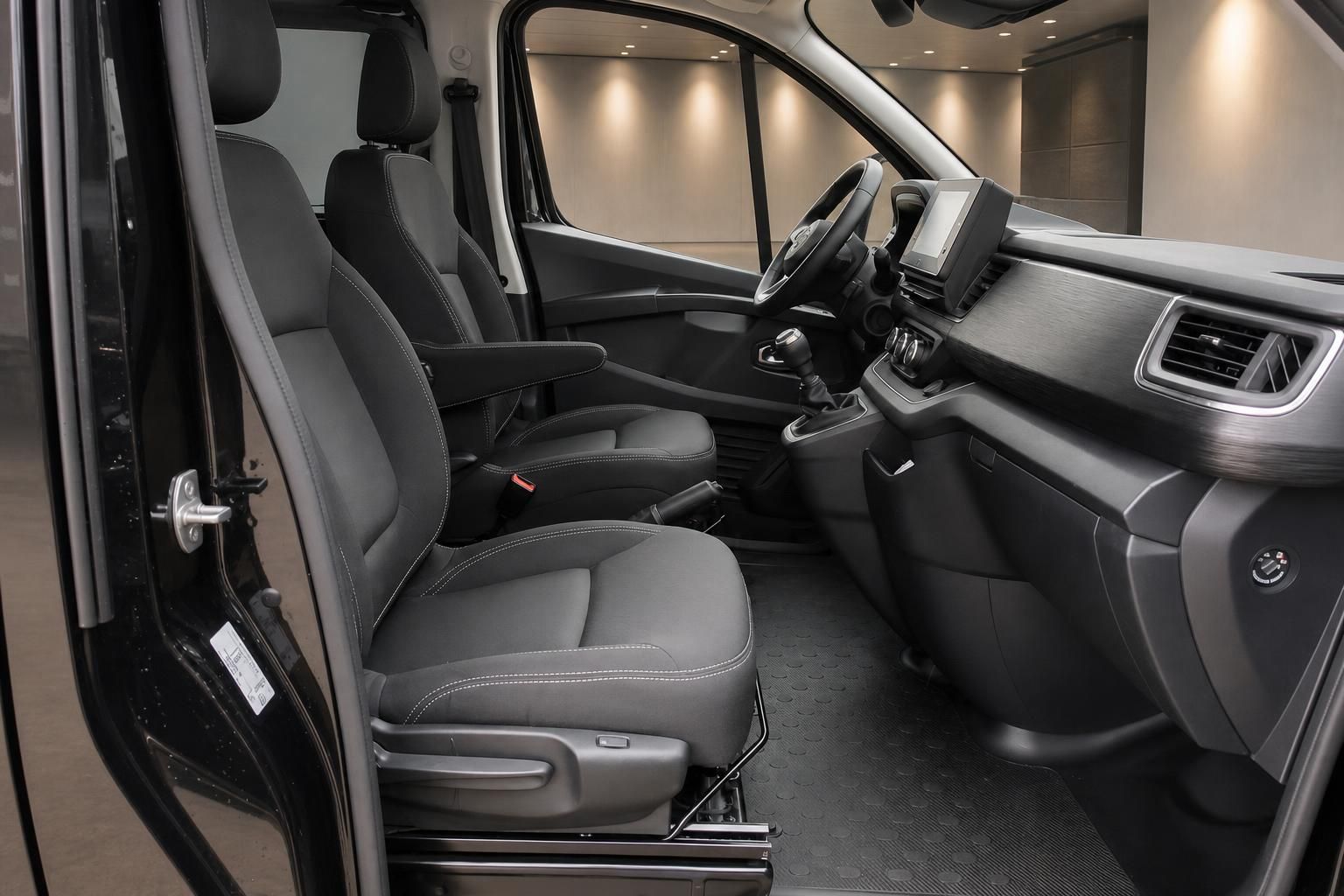 Nissan Van Cockpit mit Vordersitzen und Armaturenbrett von innen