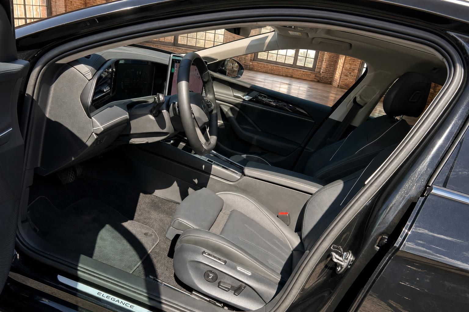 Innenraum VW Elegance mit Blick auf Fahrersitz und Cockpit