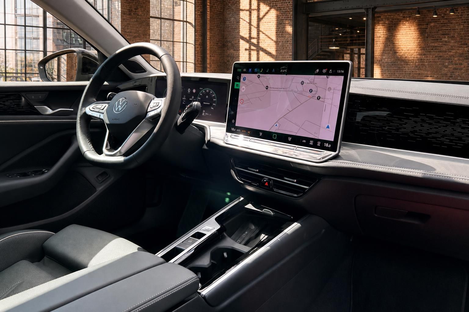 VW Passat Innenraum mit Cockpit, Lenkrad und Infotainment-Navigationssystem