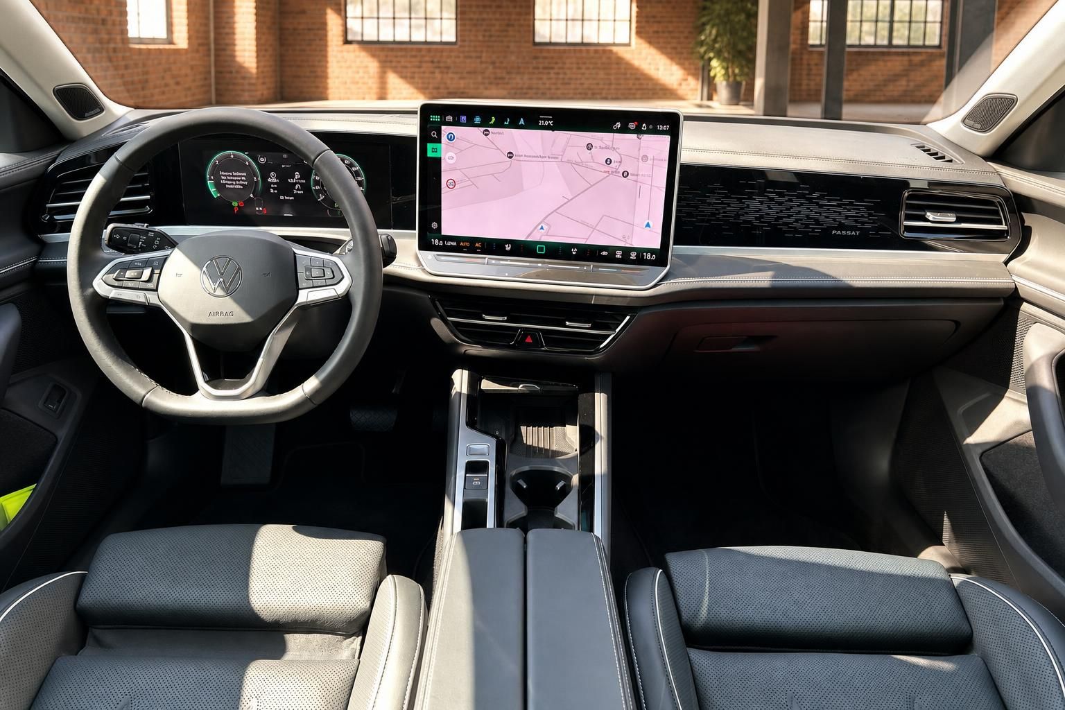 VW Passat Cockpit Frontansicht mit Lenkrad und großem Touchscreen-Display