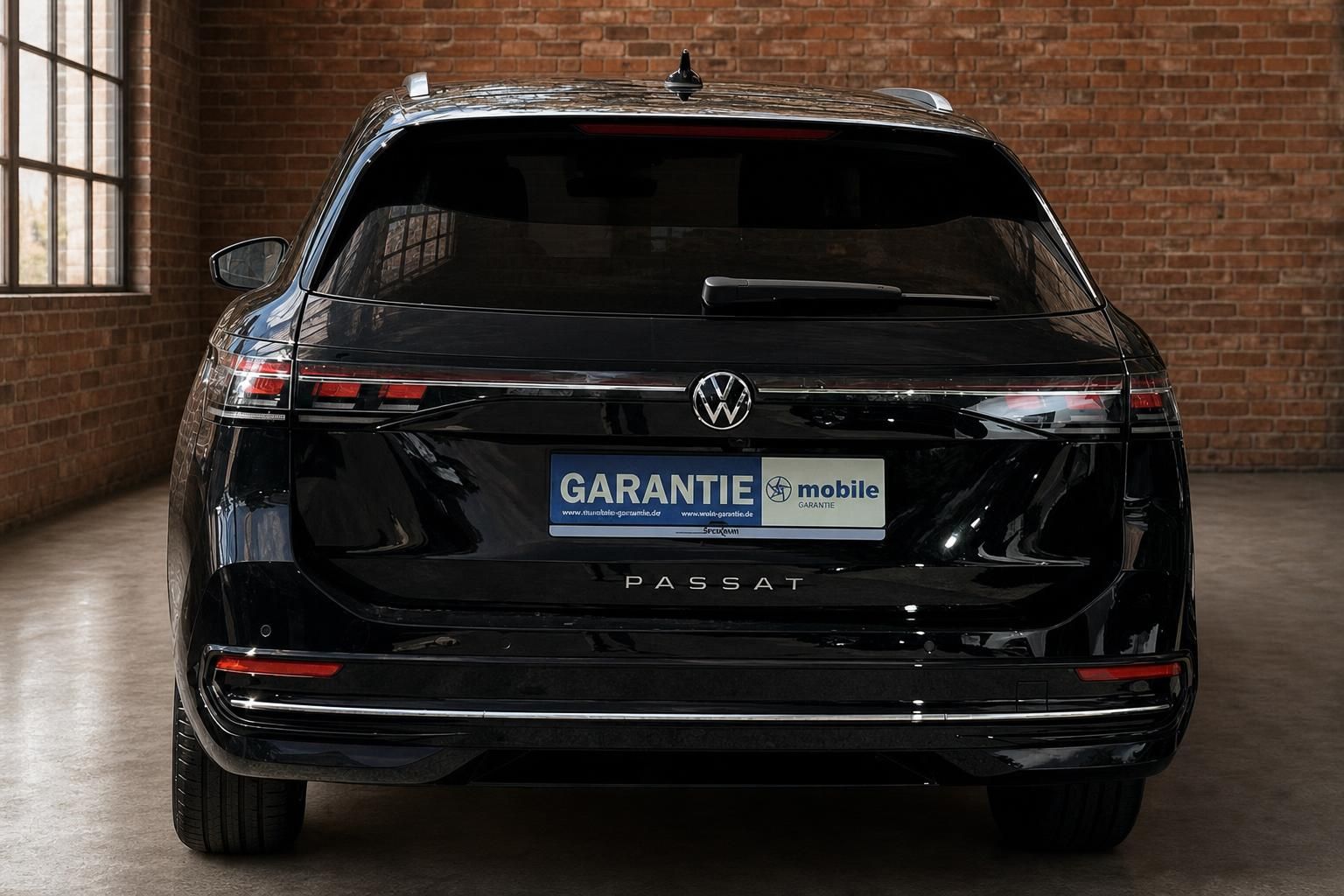 VW Passat Variant schwarz Heckansicht mit Kennzeichenhalter Garantie