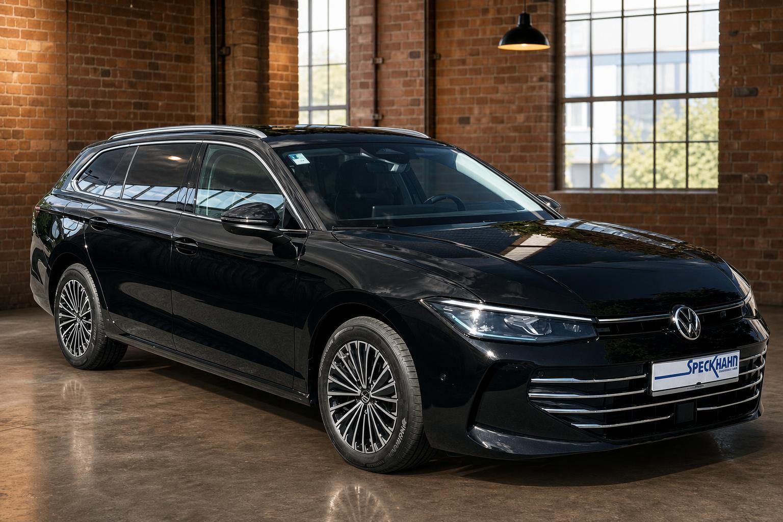 VW Passat Variant schwarz Frontansicht seitlich in Backstein-Showroom