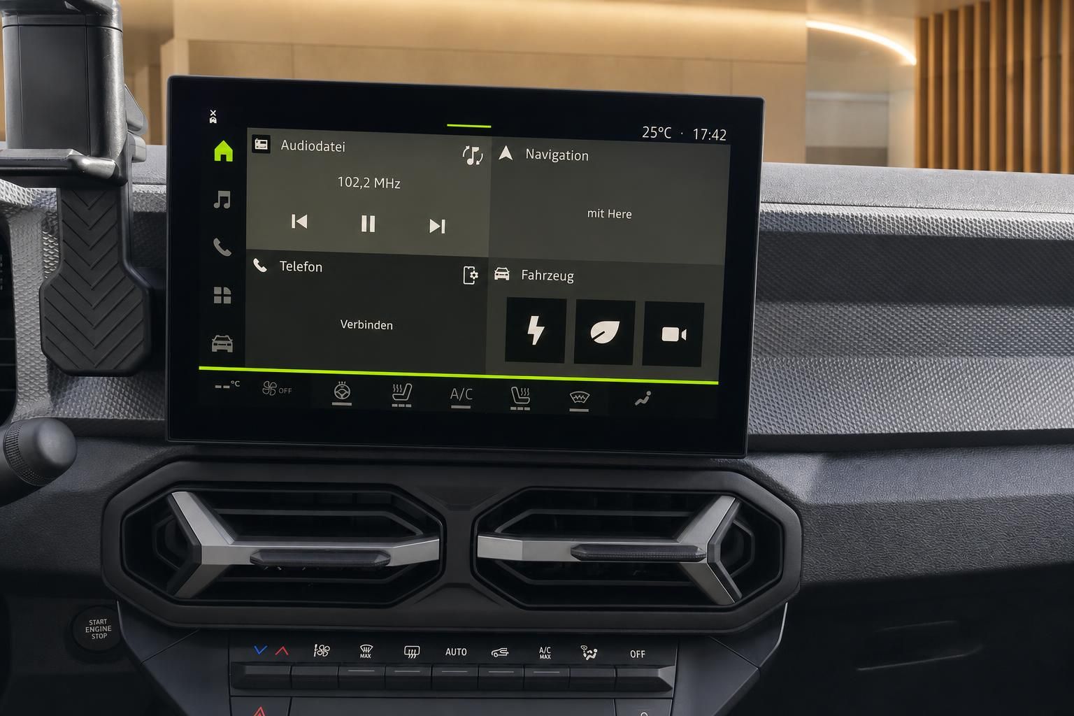 Digitales Infotainment-Display mit Navigation und Audiodatei-Funktion