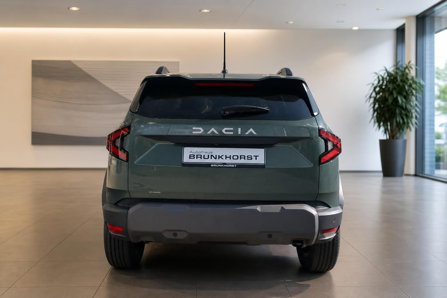 Dacia SUV Heckansicht in grün im Autohaus Brunkhorst Showroom