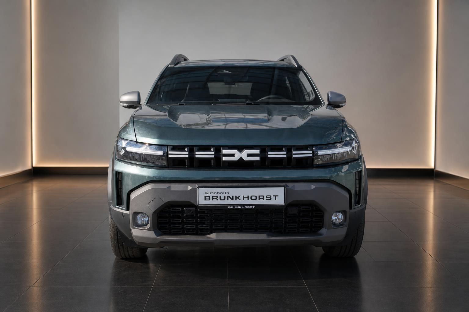 Dacia SUV Front mit XC Logo und Autohaus Brunkhorst Kennzeichen