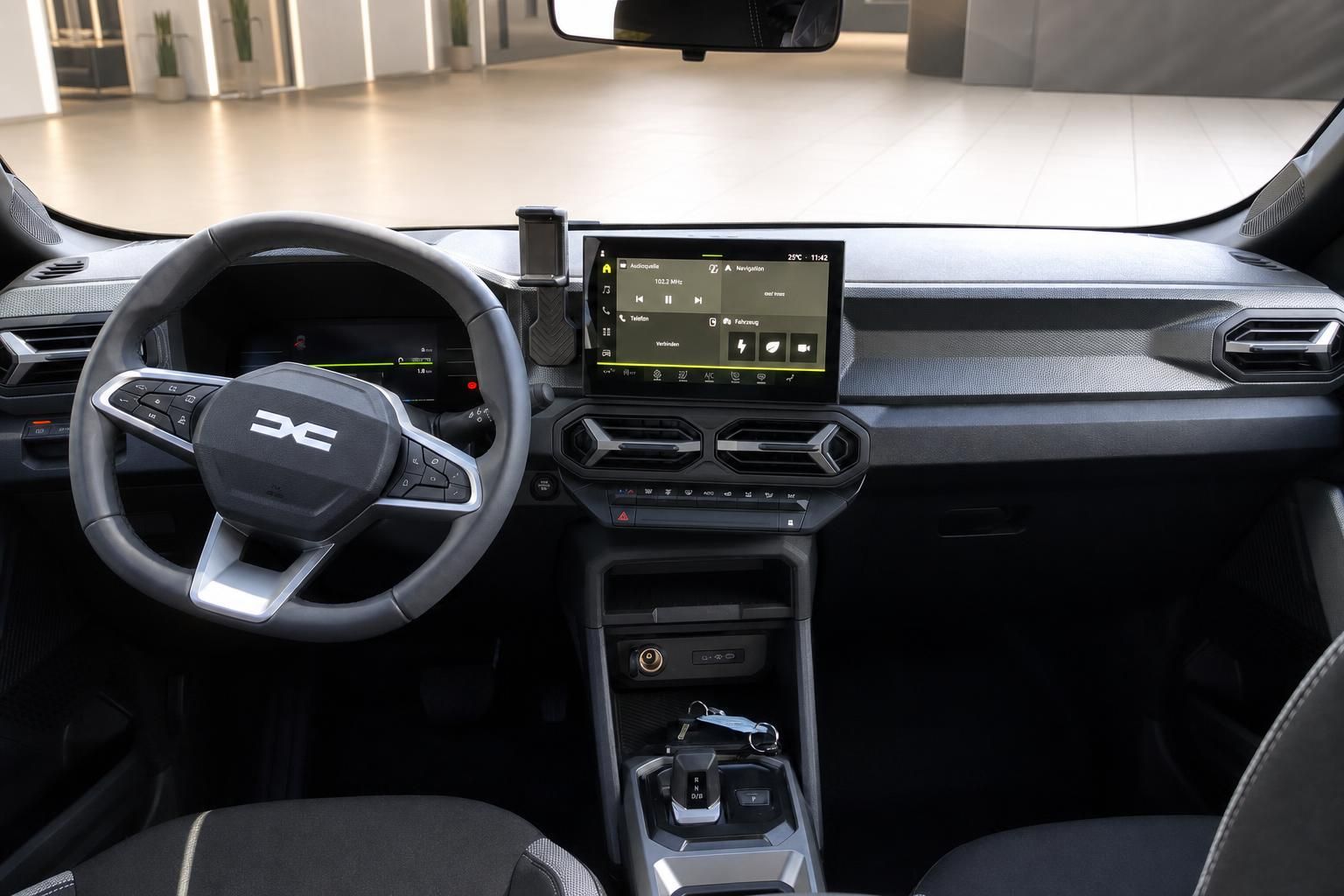 Modernes Fahrzeug Armaturenbrett mit Touchscreen und XC Lenkrad