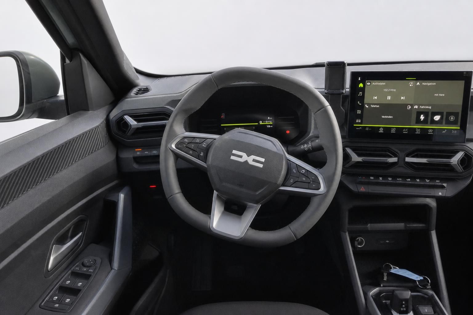 Cockpit-Ansicht mit Lenkrad, Armaturenbrett und digitalem Display