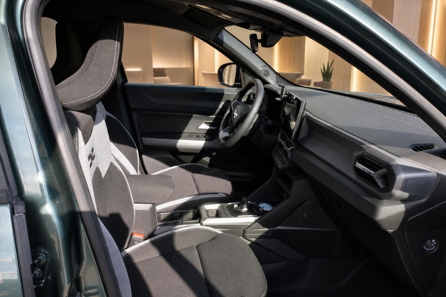 Moderner Fahrzeuginnenraum mit grauer Polsterung und ergonomischem Design