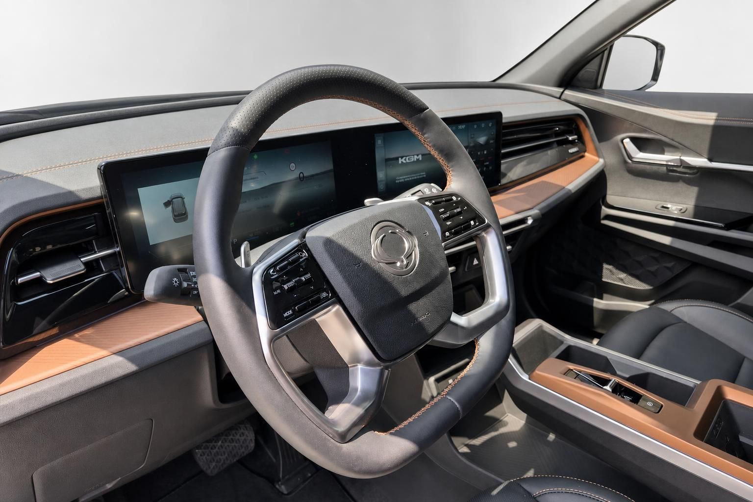 Lenkrad und Cockpit mit Digitaldisplay im KGM Torres EVX