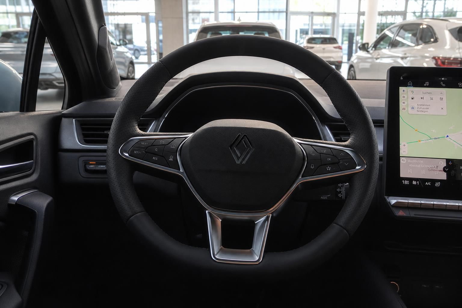 Renault Innenraum mit Lenkrad und Multifunktionstasten - modernes Cockpit Design