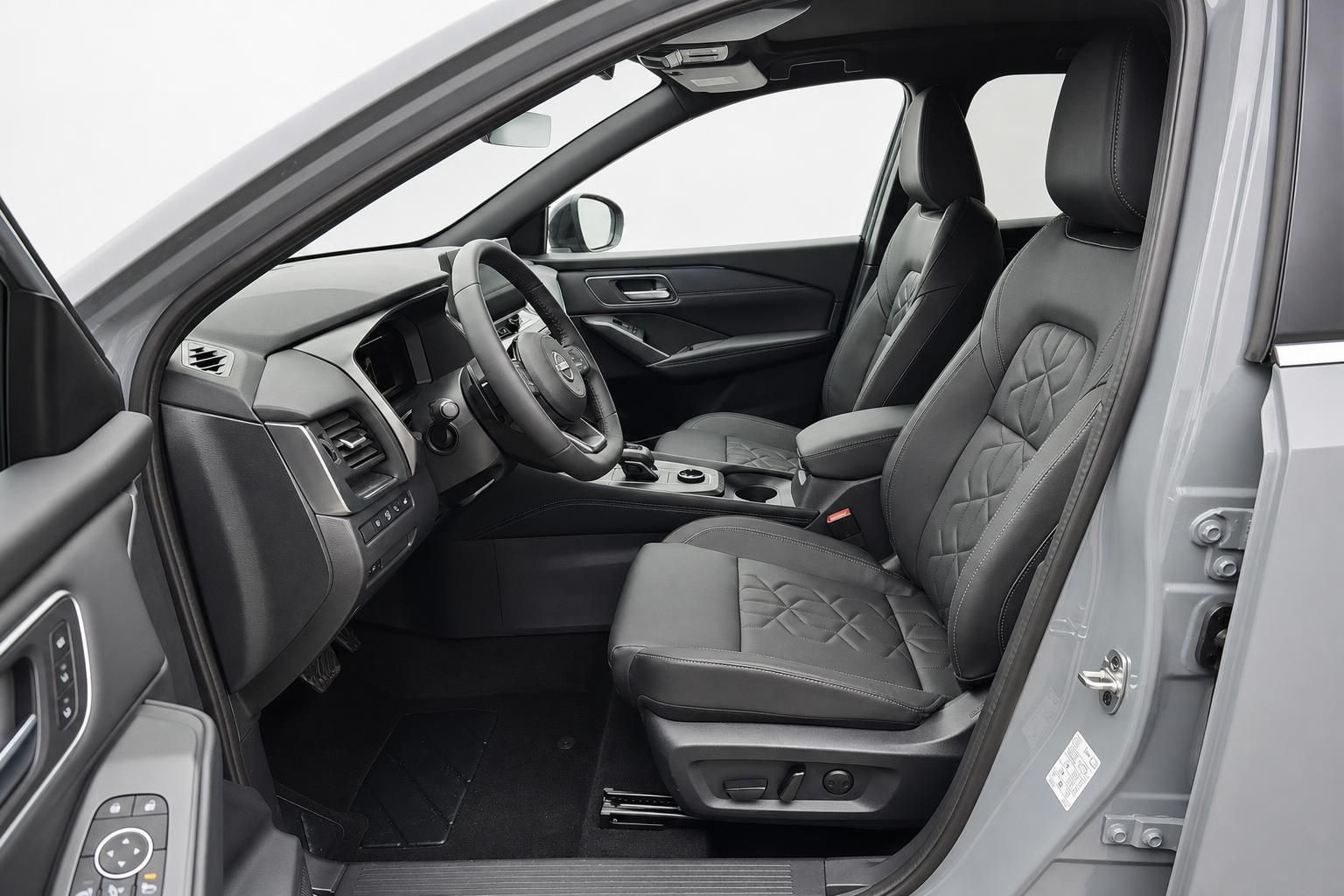 Nissan Fahrersitz und Cockpit durch geoeffnete Fahrertuer