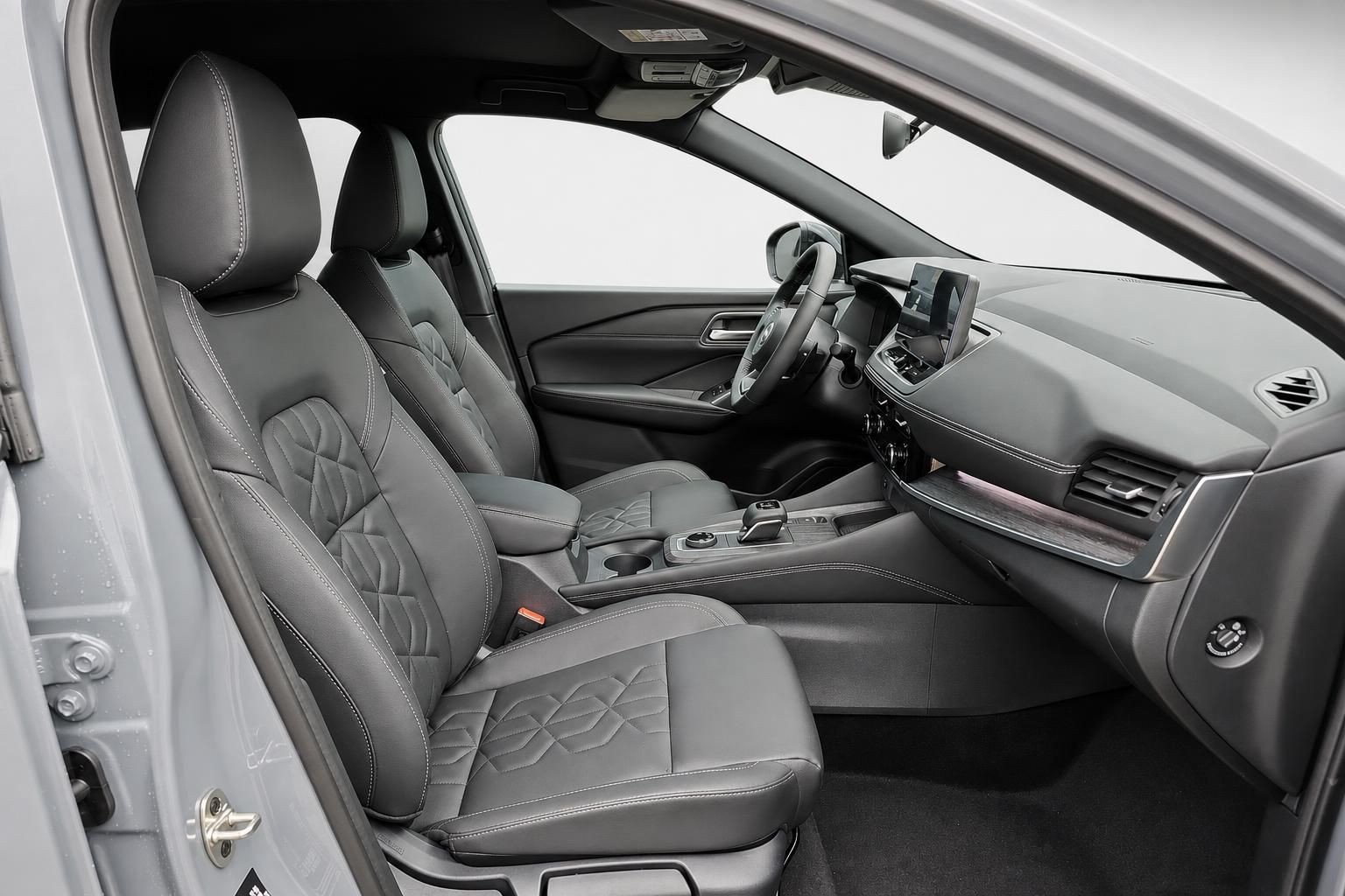 Nissan SUV Innenraum mit schwarzen Ledersitzen und Cockpit