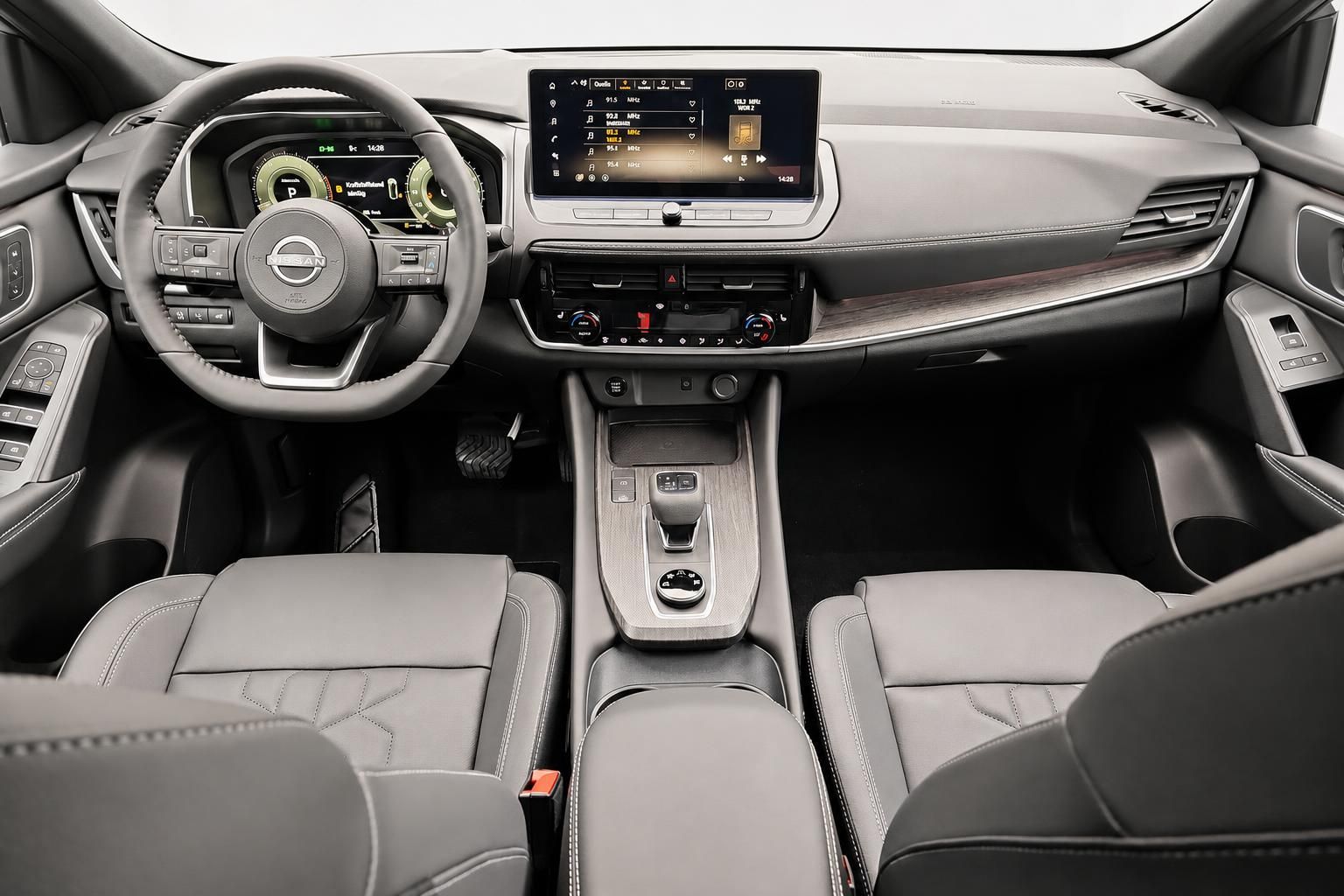 Nissan Cockpit mit Lenkrad, Touchscreen und Mittelkonsole