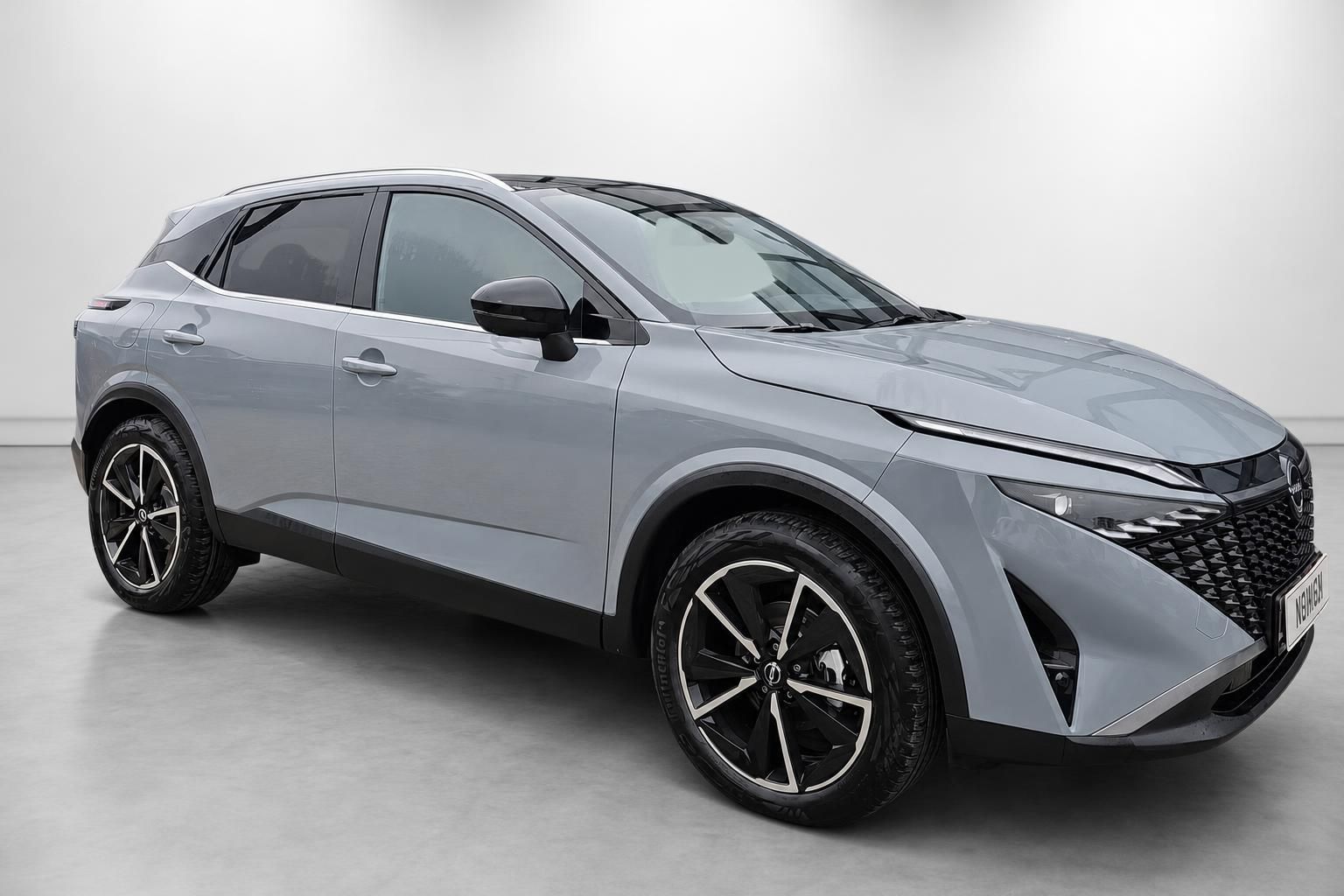 Nissan Qashqai silber Frontansicht schraeg im Studio