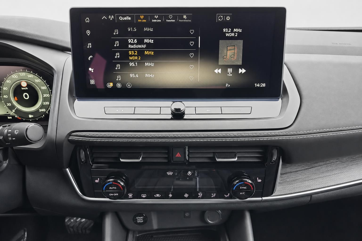 Nissan Infotainment Touchscreen mit Radio und Klimabedienung