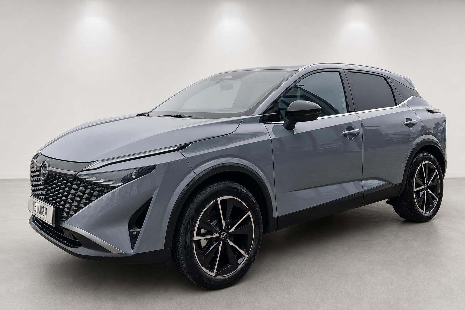 Nissan Qashqai grau in Frontansicht seitlich im Studio