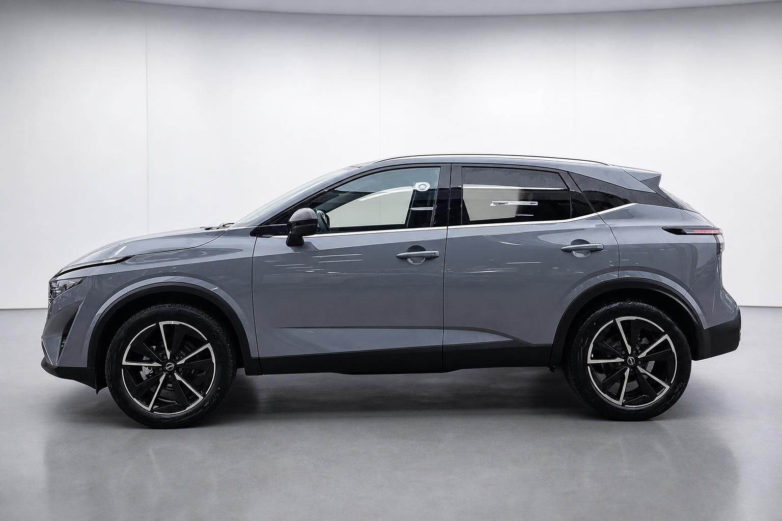 Nissan Qashqai grau Seitenansicht mit Leichtmetallfelgen
