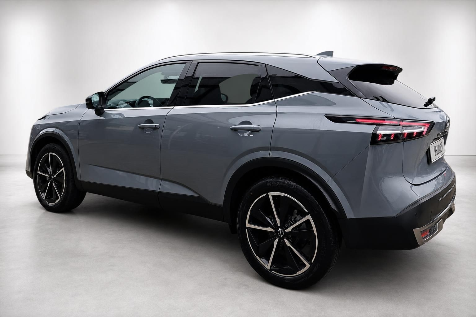 Nissan Qashqai grau Heckansicht seitlich im Studio
