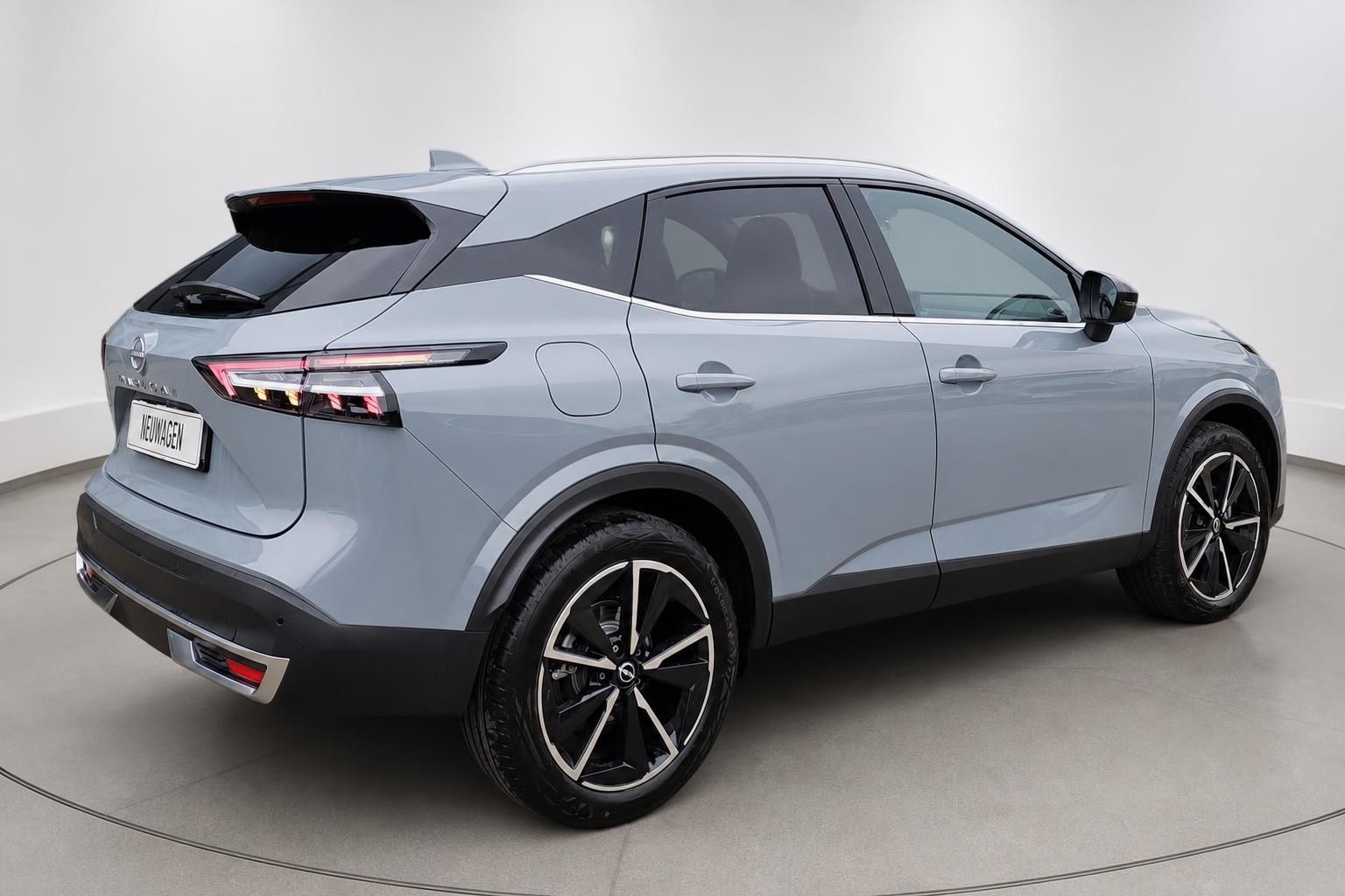 Nissan Qashqai grau-blau, Seitenansicht Heck schräg, Studioaufnahme