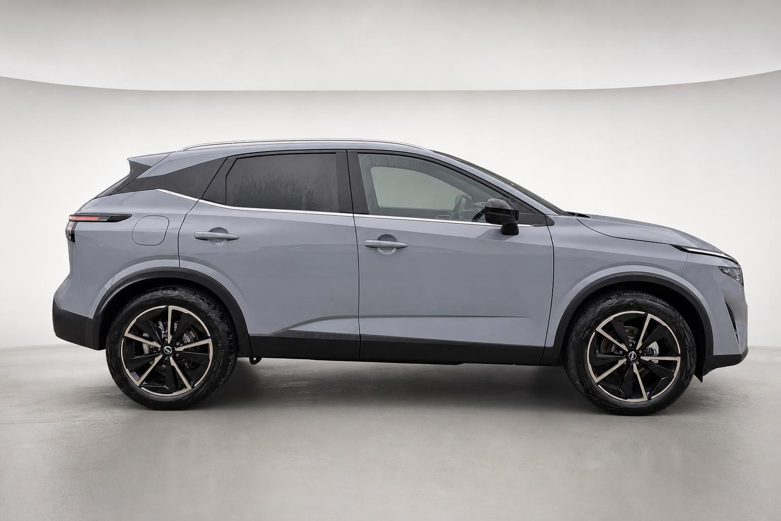 Nissan Qashqai grau, seitliche Profilansicht im Studio