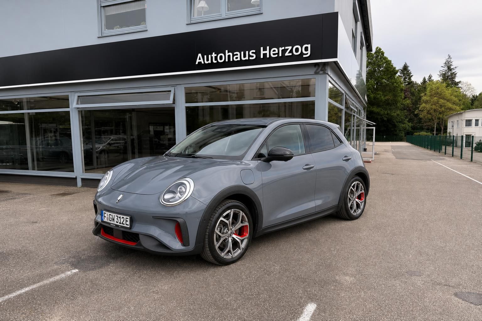 GWM Ora 03 in Grau vor dem Autohaus Herzog, Frontansicht