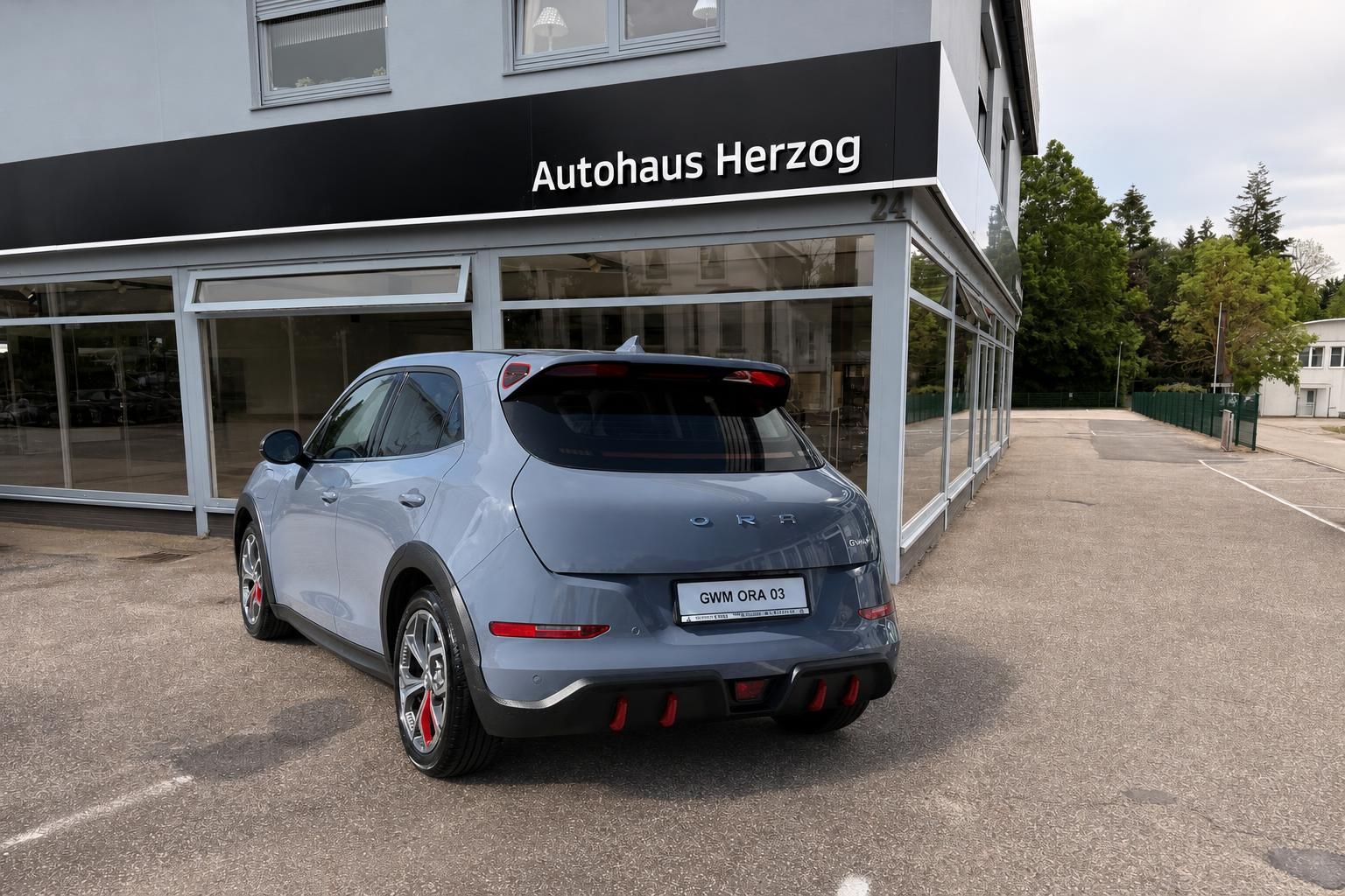 GWM Ora 03 Heck-Seitenansicht vor dem Autohaus Herzog