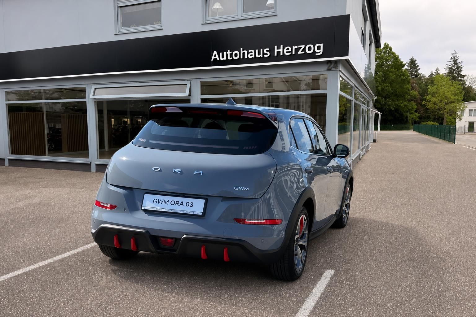 GWM Ora 03 Heckansicht schräg vor Autohaus Herzog