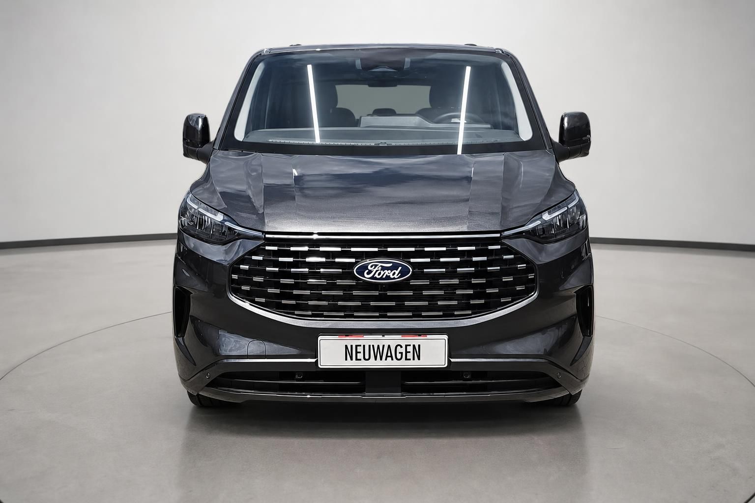 Ford Transit Custom Frontansicht mit Kuehlergrill und Ford Logo