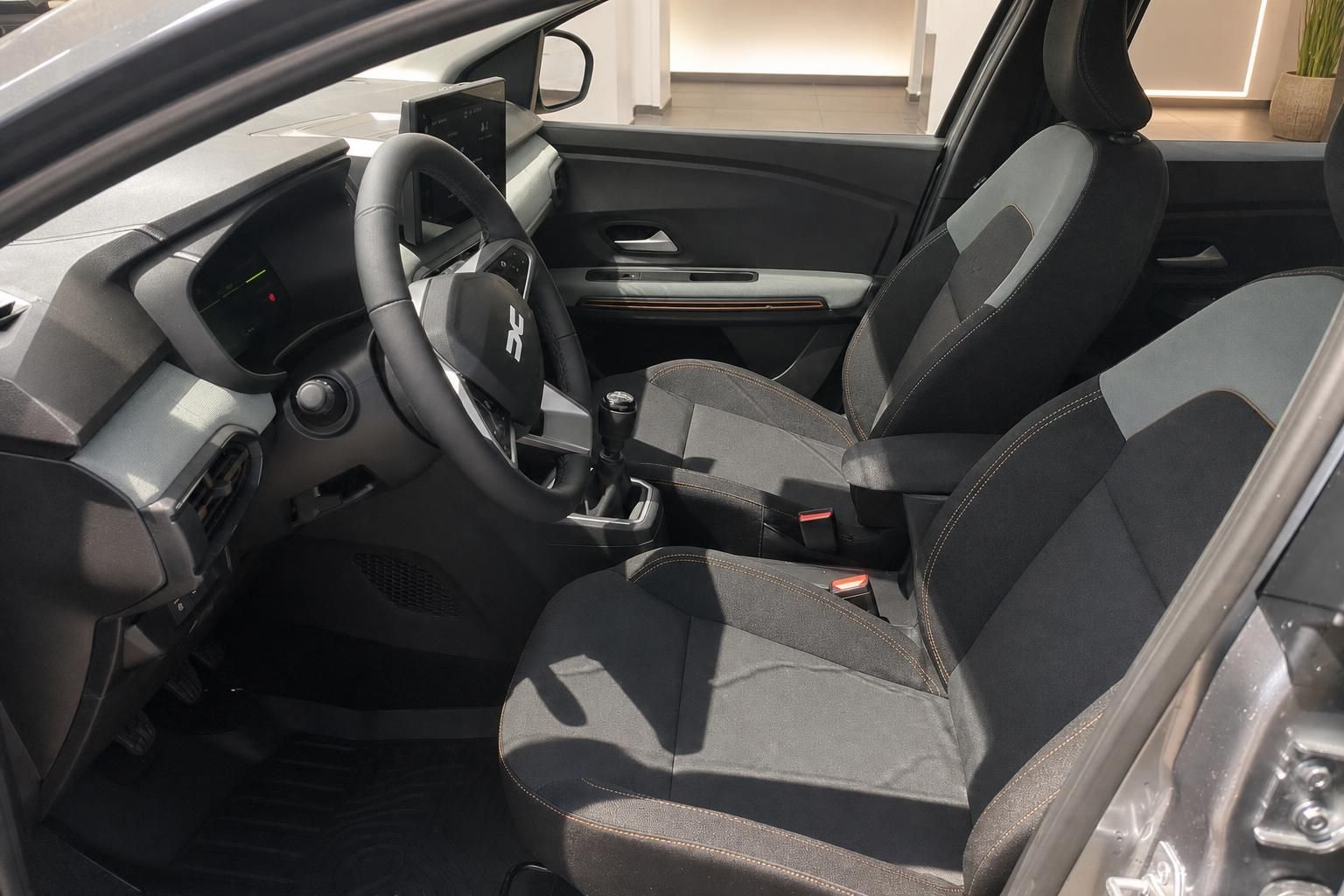 Dacia Sandero Innenraum, Vordersitze und Cockpit im Detail