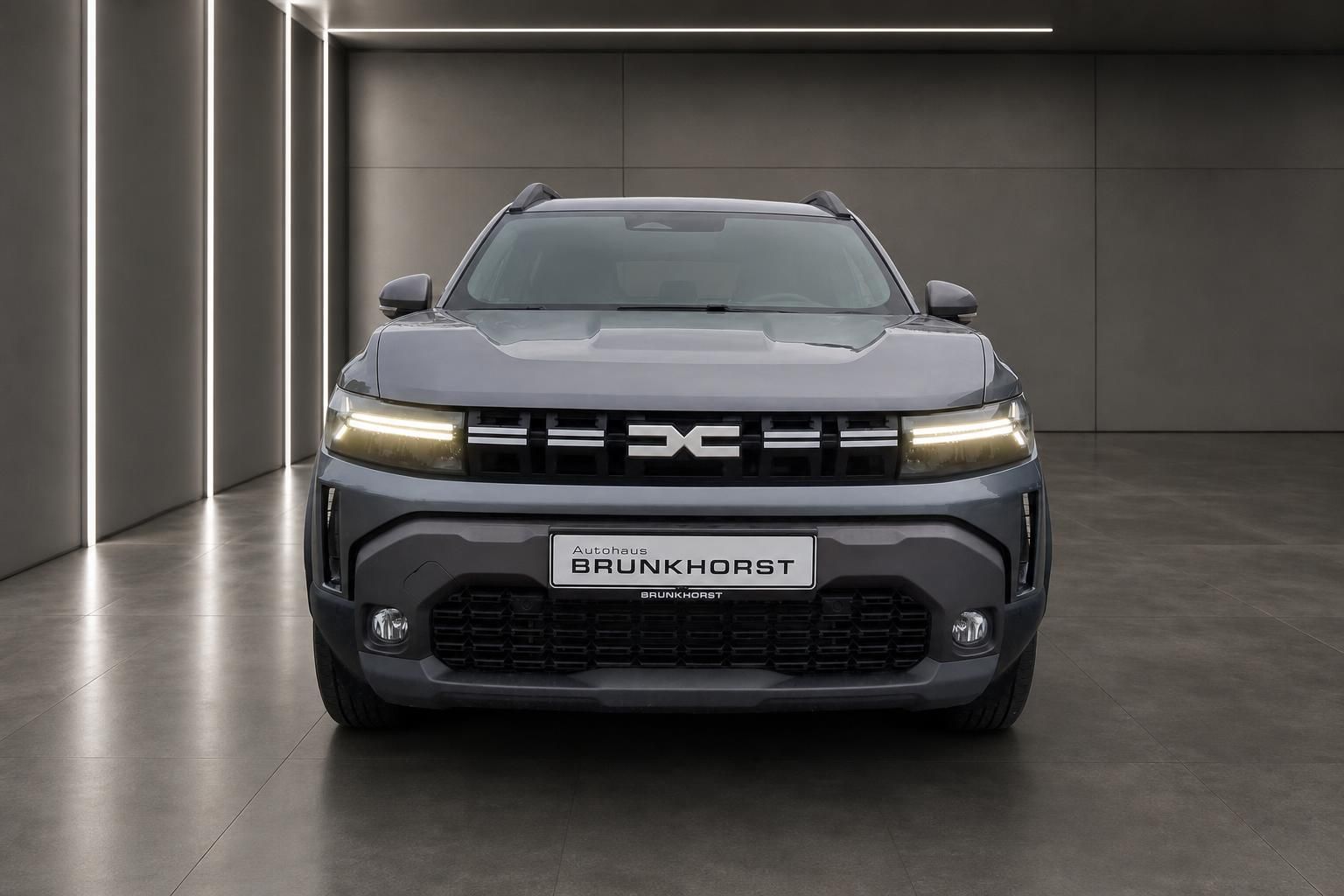 Dacia Duster Frontansicht grau mit LED-Scheinwerfern - SUV im Autohaus Brunkhorst Showroom