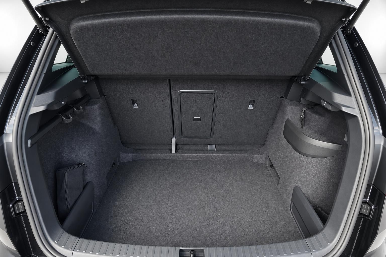 Kofferraum eines SUV mit umgeklapptem Boden und viel Ladevolumen