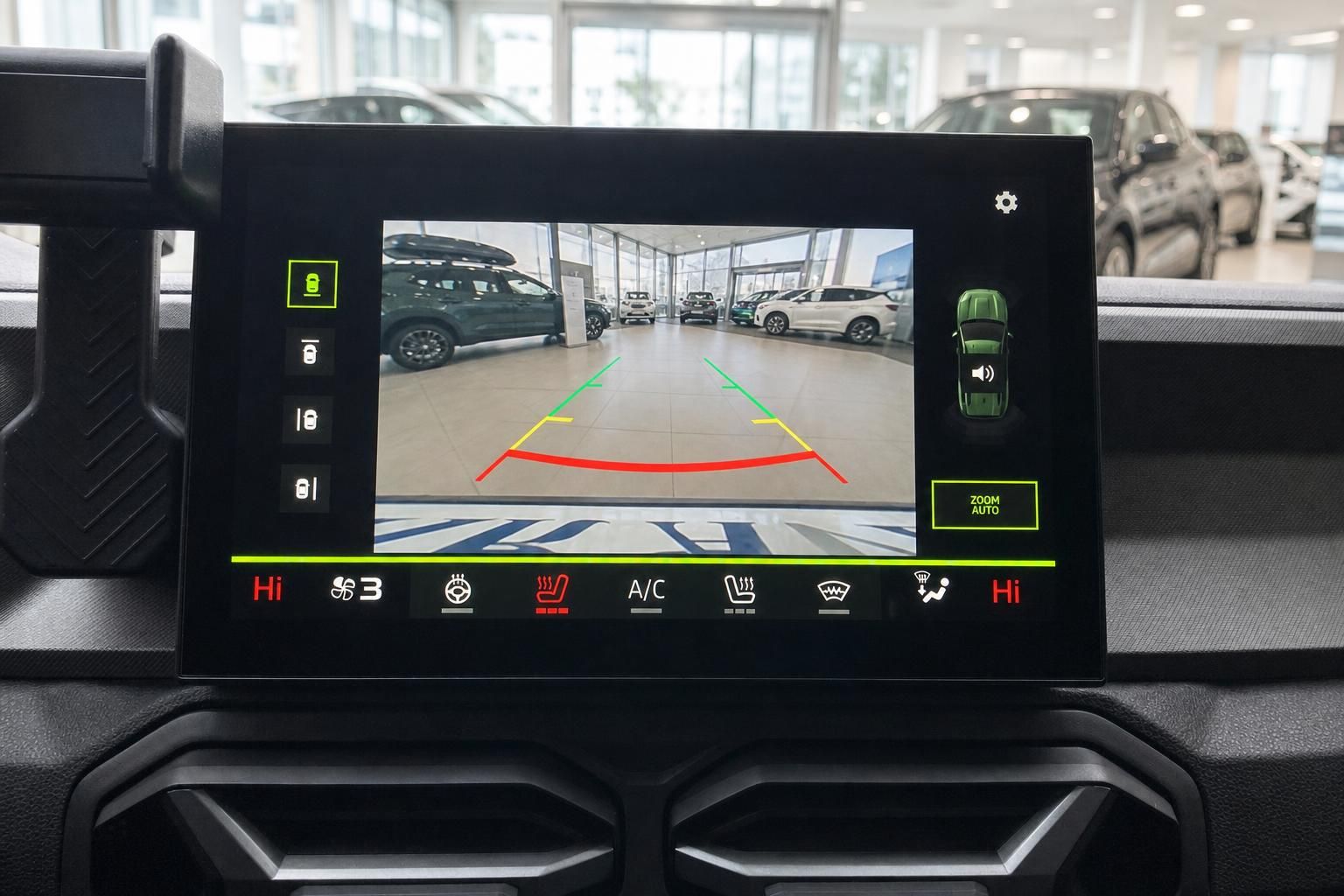 Infotainment Display mit Rueckfahrkamera und Klimaanlage Bedienung